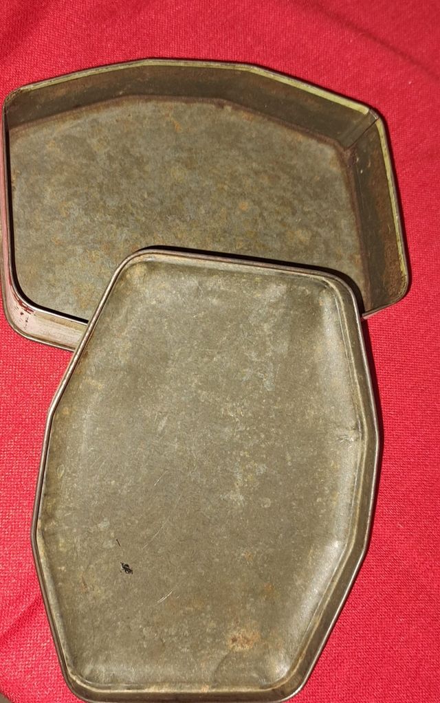 Scatola antica in metallo