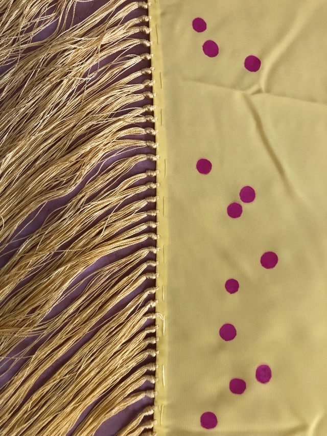 Mantoncillo amarillo y lunares rosa fucsia pintados a mano