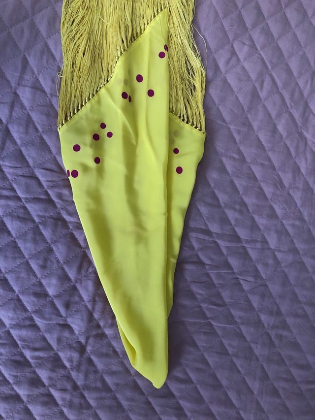 Mantoncillo amarillo y lunares rosa fucsia pintados a mano