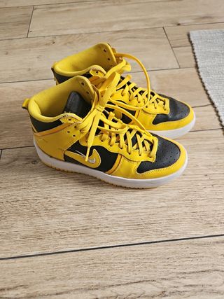 NIKE AMARILLAS 38.5
