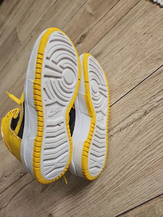 NIKE AMARILLAS 38.5