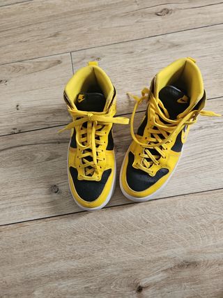 NIKE AMARILLAS 38.5