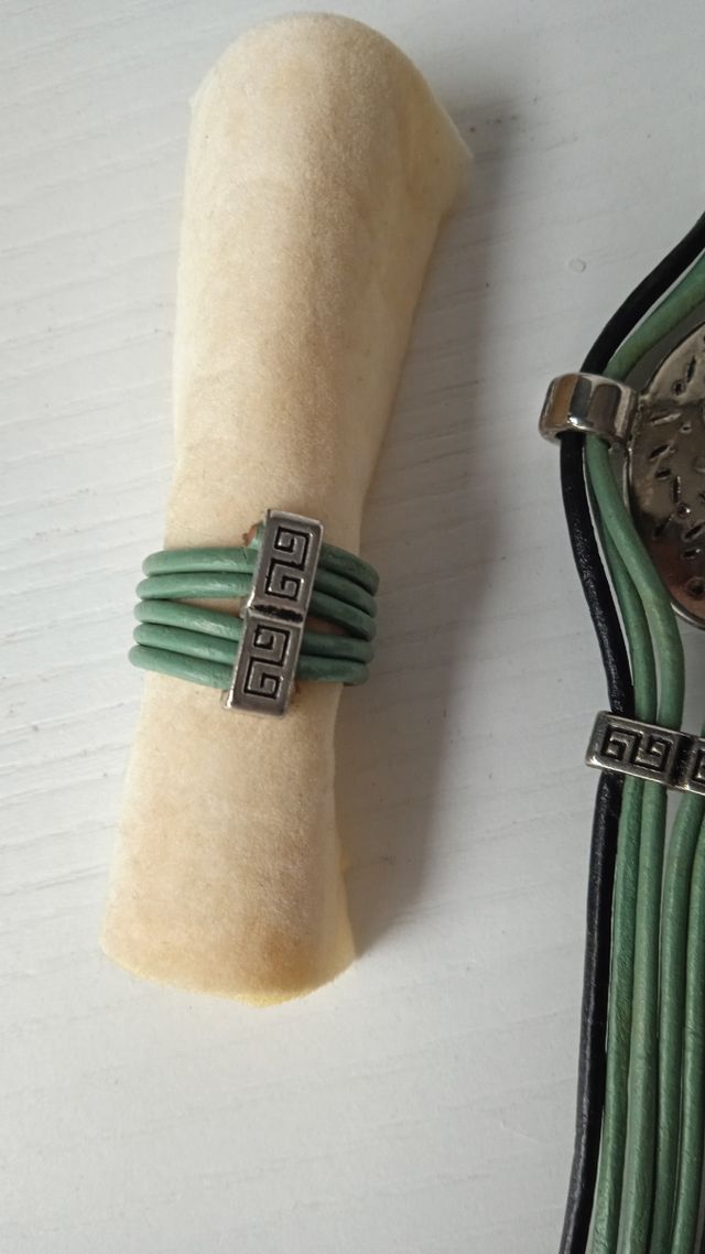 Pulsera y anillo artesanales