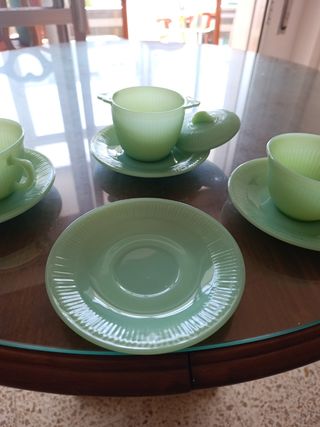 Tazas, plato y azucarero jadeita