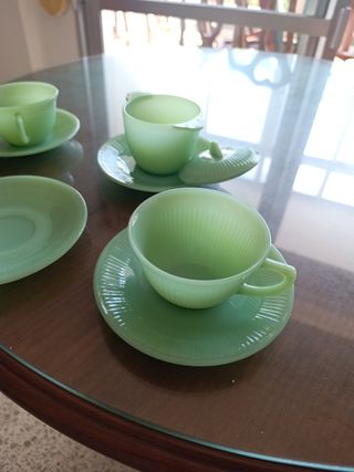 Tazas, plato y azucarero jadeita