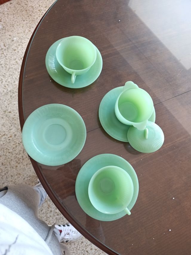 Tazas, plato y azucarero jadeita