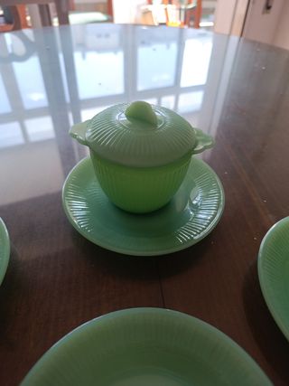 Tazas, plato y azucarero jadeita