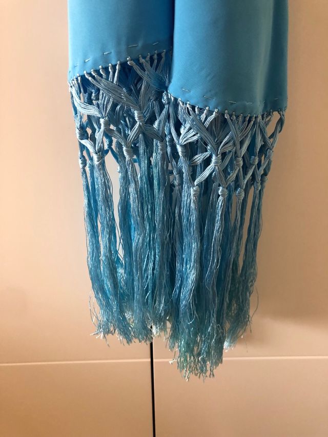 Mantoncillo turquesa con enrejado hecho a mano.