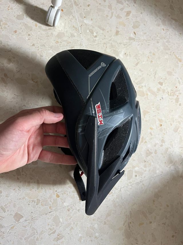 Casco bici con visera 