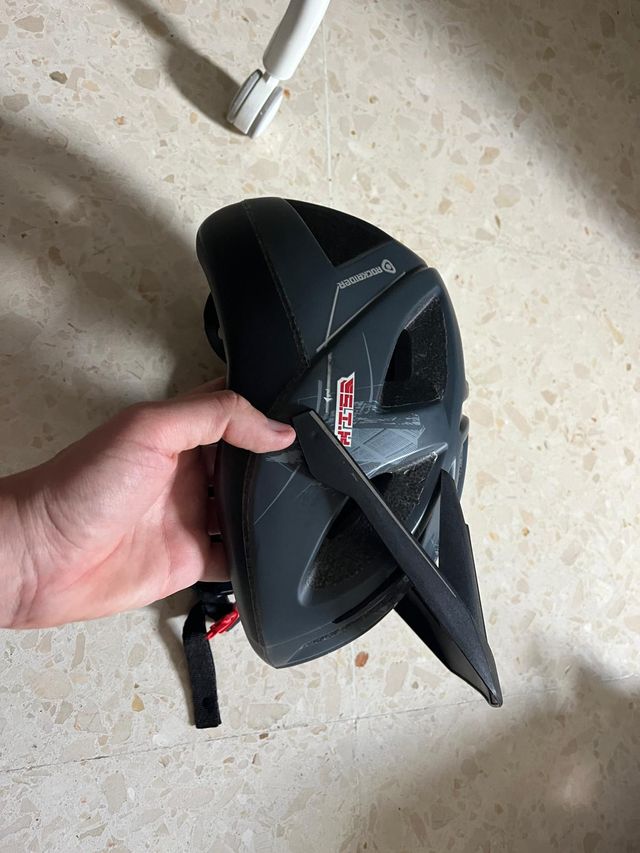 Casco bici con visera 