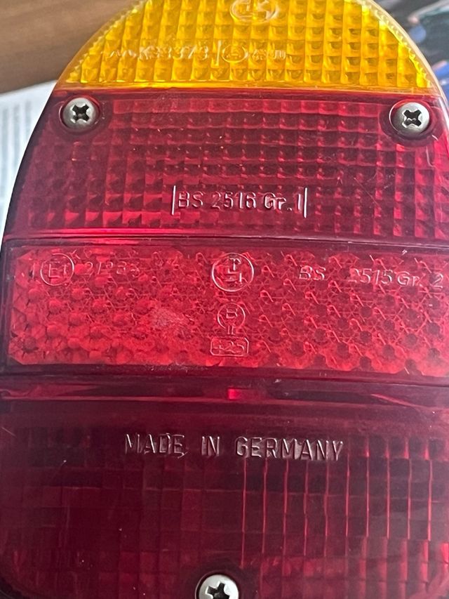 FARO PILOTO TRASERO ORIGINAL ESCARABAJ