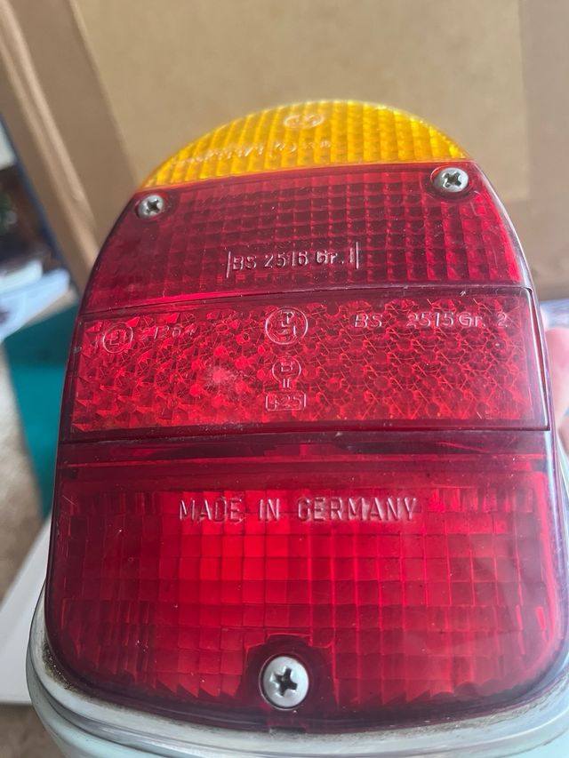 FARO PILOTO TRASERO ORIGINAL ESCARABAJ