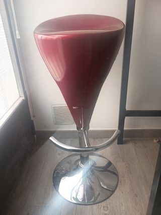 Mesa alta tipo bar y 2 sillas