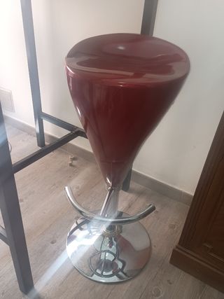 Mesa alta tipo bar y 2 sillas