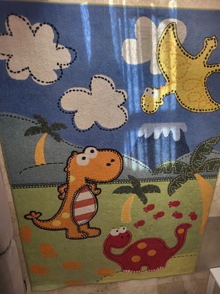 Alfombra infantil de dinosaurios.