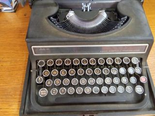 Maquina de escribir antigua