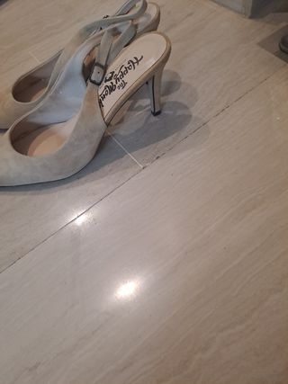 Zapato de salón beige