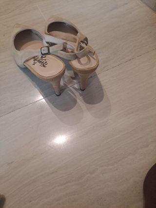 Zapato de salón beige