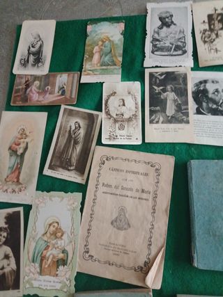 Antiguas postales y libros religiosos