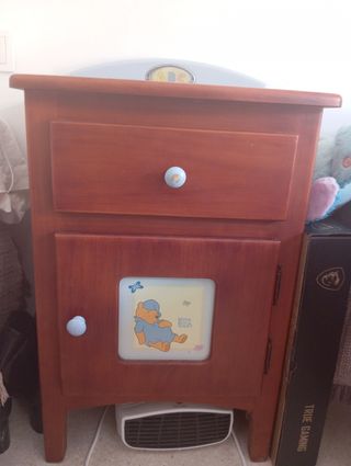 Conjunto de cabecero y mesita de noche