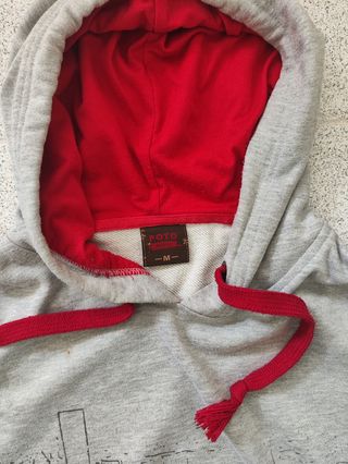 Sudadera gris con capucha.