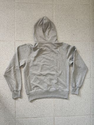 Sudadera gris con capucha.
