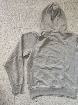 Sudadera gris con capucha.