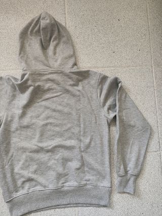 Sudadera gris con capucha.