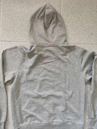 Sudadera gris con capucha.