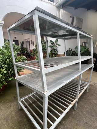 Estantería metálica para frutería.