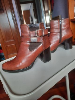 Botines de piel marrón . Tacón de 8 cm.