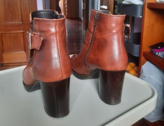 Botines de piel marrón . Tacón de 8 cm.