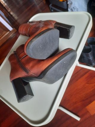 Botines de piel marrón . Tacón de 8 cm.