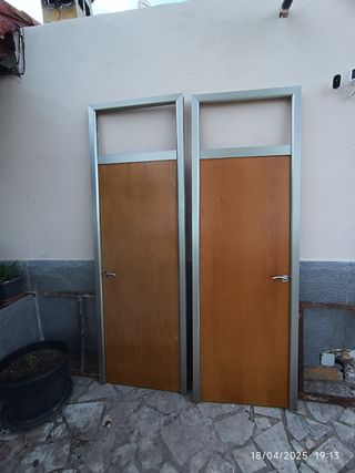 Puerta de madera con marco de alumenio