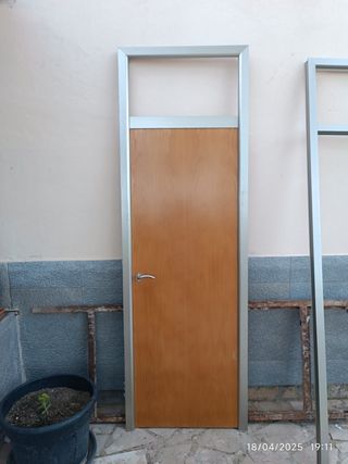 Puerta de madera con marco de alumenio