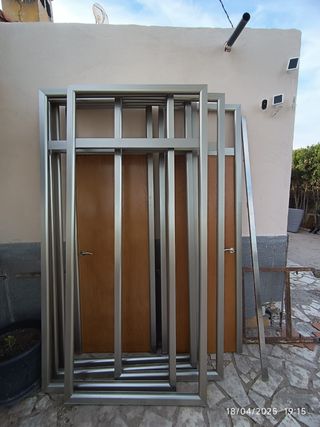 Puerta de madera con marco de alumenio