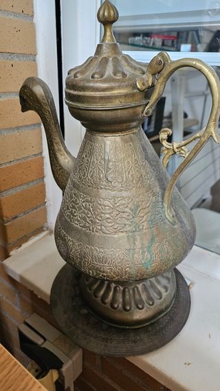 Aguamanil bronce y dos platos