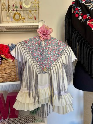 Mantoncillo niña flores