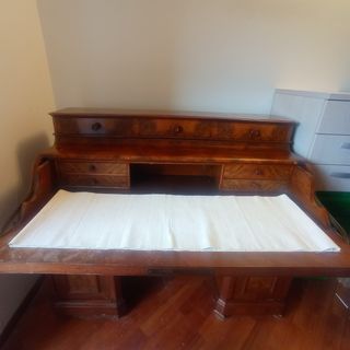 Scrivania d’epoca in radica di noce