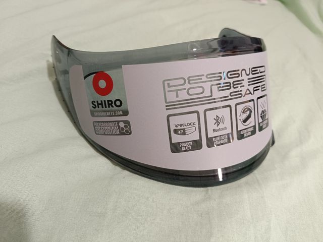 Visera de casco de moto oscura