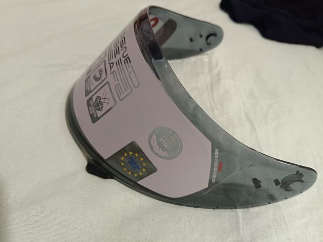 Visera de casco de moto oscura