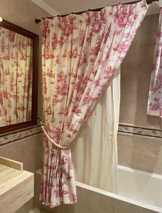 Barra madera y cortinas