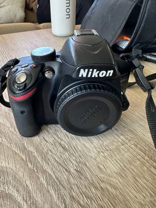 Cámara réflex Nikon D3200 + objetivo 18-55mm