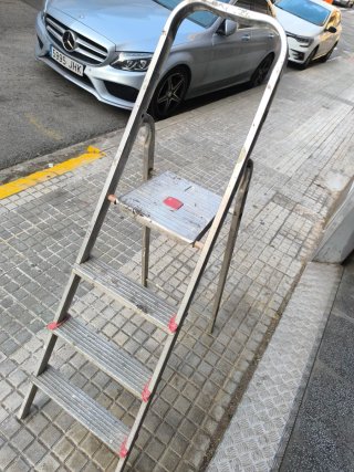 Escalera aluminio  4 peldaños.