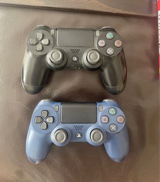 Playstation 4 negra + 2 mandos + juegos