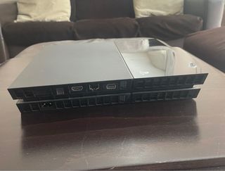 Playstation 4 negra + 2 mandos + juegos
