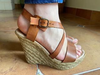 Sandalias de piel con cuña