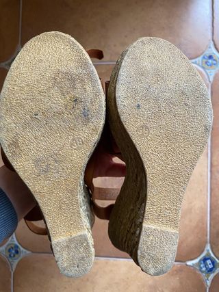 Sandalias de piel con cuña