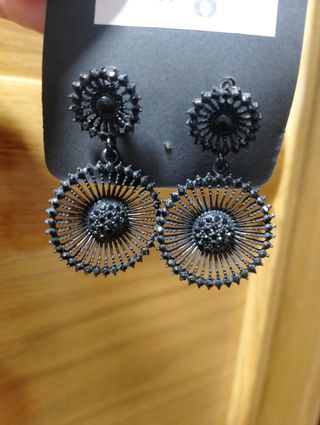 Pendientes negros