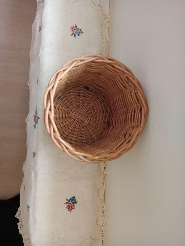 Macetero antiguo de mimbre fuerte..